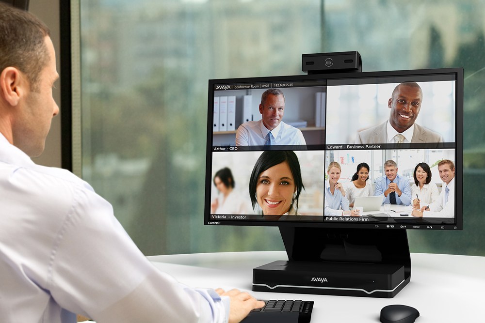 Homem em videoconferência com parceiros de trabalho