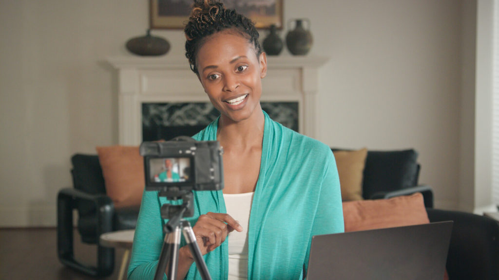 câmera, mulher gravando vídeo