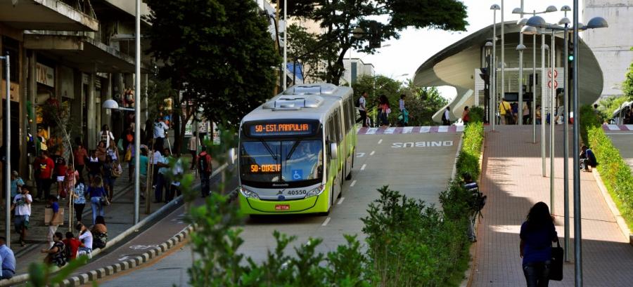 Onibus, rua, faixa de pedestre