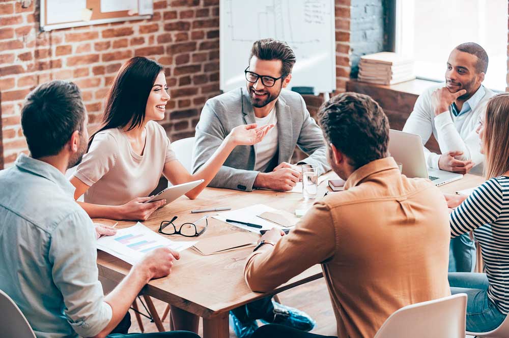 equipe conversando em mesa de trabalho