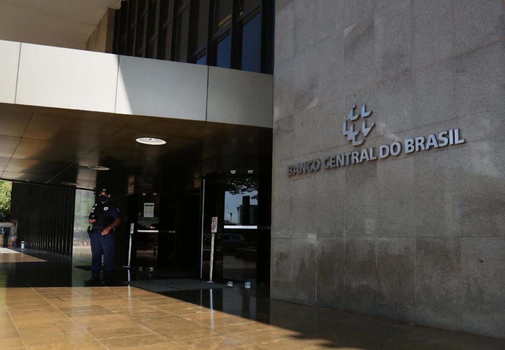 Decisão do Banco Central sobre juros abala o setor de construção