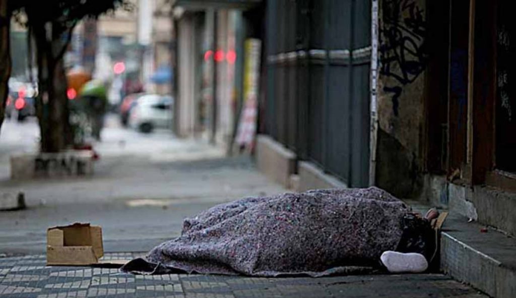Imóveis desocupados representam 12 vezes a população de rua da cidade de SP, segundo IBGE