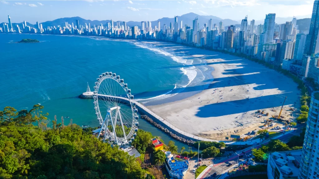 Balneário Camboriú: o destino internacional em ascensão no mercado imobiliário de luxo