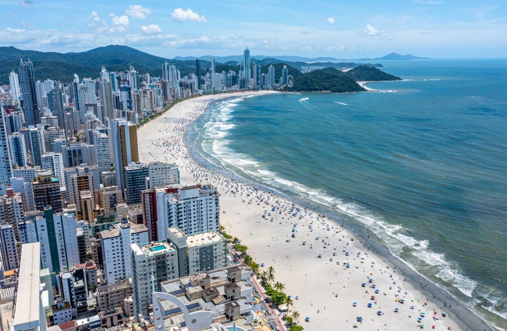 Três das cinco cidades com os maiores preços médios de venda de imóveis residenciais estão localizadas em Santa Catarina