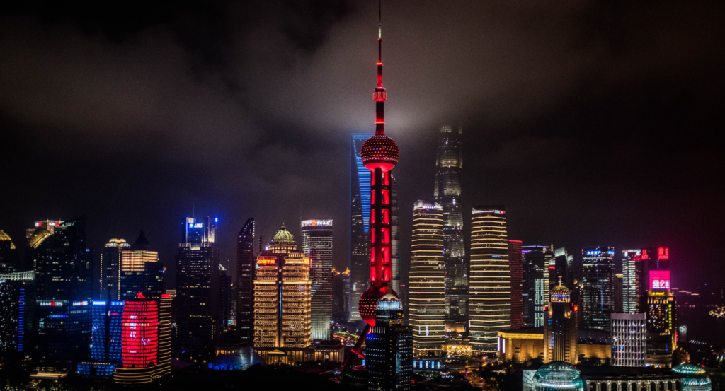 Cenário crítico na China: crise imobiliária afeta profissionais e empresas, com pagamentos adiados indefinidamente