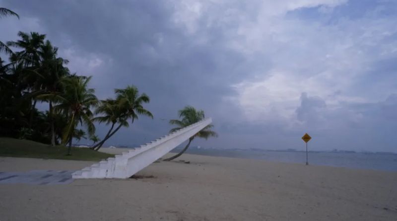 Uma "escada para lugar nenhum" chama atenção em uma praia deserta