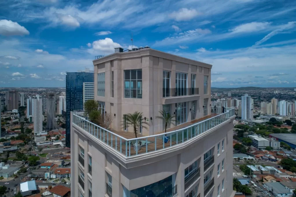 Na capital do agro, prédio de luxo tem elevador para carro