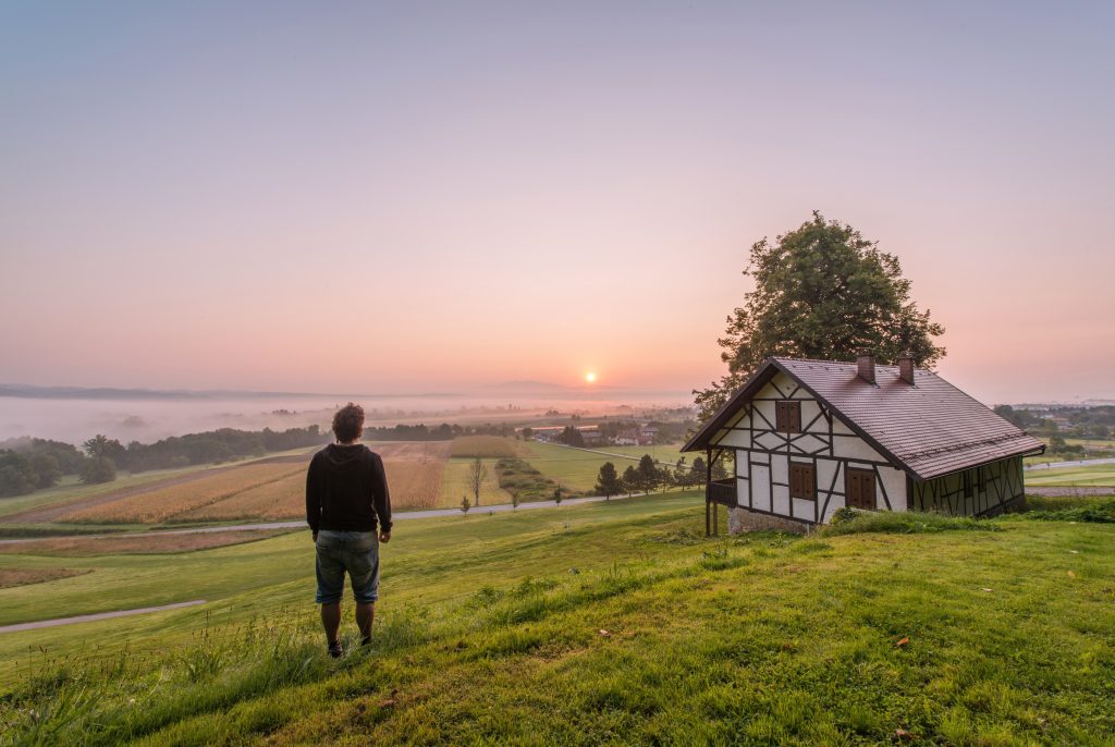 4 pontos de atenção antes de comprar uma casa na praia ou campo