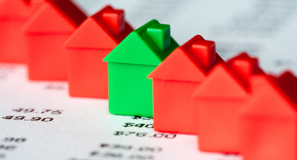 O crédito imobiliário no Brasil, que foi um dos motores de crescimento econômico nas últimas duas décadas, enfrenta um momento de estagnação. Entre 2000 e 2015, a participação do crédito imobiliário no PIB brasileiro saltou de 2% para 10%, um crescimento expressivo que possibilitou a realização do sonho da casa própria para milhões de brasileiros. No entanto, nos últimos anos, esse crescimento desacelerou, e o mercado agora enfrenta novos desafios que podem tornar o financiamento habitacional mais escasso e caro. A Crise na Poupança e Seus Impactos A principal fonte de financiamento imobiliário no Brasil, a poupança, sofreu saques significativos nos últimos três anos, ultrapassando R$ 200 bilhões. Esse movimento reflete a dificuldade econômica que o país atravessa, com juros elevados e inflação persistente, que desestimulam o investimento em poupança. Com menos recursos disponíveis, a capacidade dos bancos de oferecer crédito imobiliário também diminui, impactando diretamente o setor. Em comparação com outros países, o Brasil já começa a ficar para trás. Enquanto a participação do crédito imobiliário no PIB brasileiro está em 10%, países como o México (11%), Índia (12%), África do Sul (18%) e Chile (30%) já apresentam números superiores, indicando um ambiente mais favorável ao financiamento habitacional. A Busca por Fontes Alternativas Para contornar essa situação, a Associação Brasileira das Entidades de Crédito Imobiliário e Poupança (Abecip) defende o fortalecimento de instrumentos financeiros alternativos, como as Letras de Crédito Imobiliário (LCI) e os Certificados de Recebíveis Imobiliários (CRIs). Esses produtos oferecem ao investidor uma forma de aplicar seus recursos no setor imobiliário com isenção de imposto de renda, tornando-os atraentes em um cenário de juros altos. Outra proposta em discussão é a criação de uma taxa de pré-pagamento para mutuários que desejam quitar seus financiamentos antecipadamente. Essa prática já é comum em mercados como o Chile e os Estados Unidos e tem como objetivo equilibrar as contas das instituições financeiras, garantindo um fluxo de caixa mais previsível. A Abecip também sugere a redução do prazo de vencimento das LCIs, o que poderia atrair mais investidores para esse tipo de aplicação, aumentando a liquidez disponível para o crédito imobiliário. O Papel do Governo e das Instituições Financeiras Especialistas do setor defendem que o governo tem um papel crucial na revitalização do crédito imobiliário. Marina Gontijo, da consultoria Oliver Wyman, destaca a importância de tornar os instrumentos financeiros mais atraentes tanto para investidores quanto para emissores, garantindo que o mercado se mantenha dinâmico e acessível. Por outro lado, Inês Magalhães, da Caixa Econômica Federal, sugere uma medida mais direta: a liberação de parte do compulsório bancário, o que poderia injetar cerca de R$ 50 bilhões no setor. Essa medida, segundo ela, daria um fôlego extra ao mercado, ampliando a oferta de crédito sem pressionar as taxas de juros. O governo também está preparando a Emgea, estatal ligada ao Ministério da Fazenda, para fomentar um mercado secundário de financiamentos. A ideia é aumentar a liquidez disponível para novos empréstimos, criando um ciclo virtuoso que permita a expansão do crédito imobiliário no país. Um Novo Horizonte para o Crédito Imobiliário Com juros altos e um mercado ainda pouco competitivo, o Brasil precisa de soluções inovadoras para revitalizar o crédito imobiliário. A combinação de medidas propostas, que incluem novas fontes de financiamento, ajustes nas regras de pré-pagamento e a criação de um mercado secundário de financiamentos, busca criar um ambiente mais favorável para o setor. Se bem-sucedidas, essas iniciativas poderão reduzir os custos para quem busca financiamento habitacional, ampliando o acesso à casa própria e impulsionando novamente o crescimento do crédito imobiliário no Brasil. O desafio agora é garantir que essas políticas sejam implementadas de forma eficaz, trazendo benefícios reais para a economia e para a população.