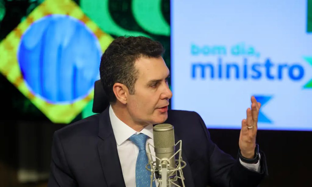 Minha Casa, Minha Vida atinge meta de contratações mais rápido que o previsto O programa Minha Casa, Minha Vida (MCMV) está avançando de forma acelerada, de acordo com o ministro das Cidades, Jader Filho. O objetivo do governo, liderado pelo presidente Luiz Inácio Lula da Silva, é atingir 2 milhões de contratações até o final do mandato. No entanto, a expectativa é alcançar metade dessa meta, com cerca de 1 milhão de casas contratadas, ainda em setembro, superando as previsões iniciais, que indicavam essa marca para o final de dezembro. Durante uma entrevista ao programa Bom Dia, Ministro, da Empresa Brasil de Comunicação (EBC), Jader Filho ressaltou que os recursos para o MCMV estão garantidos, eliminando qualquer possibilidade de atrasos nos repasses. Ele também anunciou que uma nova seleção de projetos será lançada em 2024, com foco em municípios com menos de 50 mil habitantes. Além do impacto habitacional, o programa tem movimentado a economia do Brasil. Segundo o ministro, 53% dos lançamentos de unidades habitacionais no último trimestre foram do MCMV, gerando investimentos de R$ 72 bilhões e financiamentos que ultrapassam os R$ 350 bilhões. Isso resultou em cerca de 1,8 milhão de empregos diretos e 5 milhões indiretos. Minha Casa, Minha Vida atinge meta de contratações mais rápido que o previsto